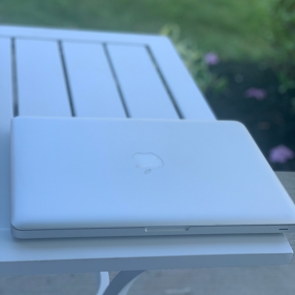 MacBook Pro 2010 13.3inch - Picture 2 of 5